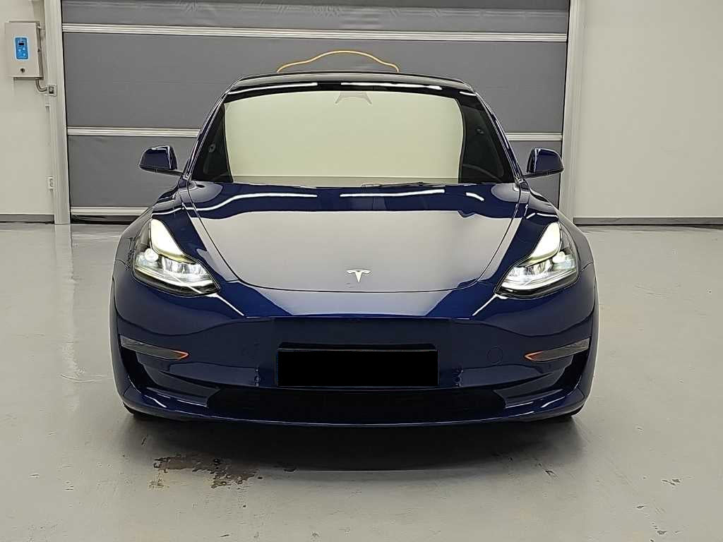 Tesla Model 3 — photo 02