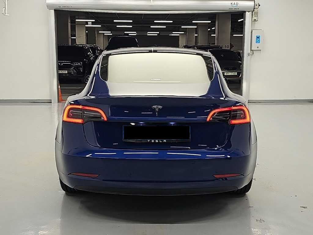 Tesla Model 3 — photo 03