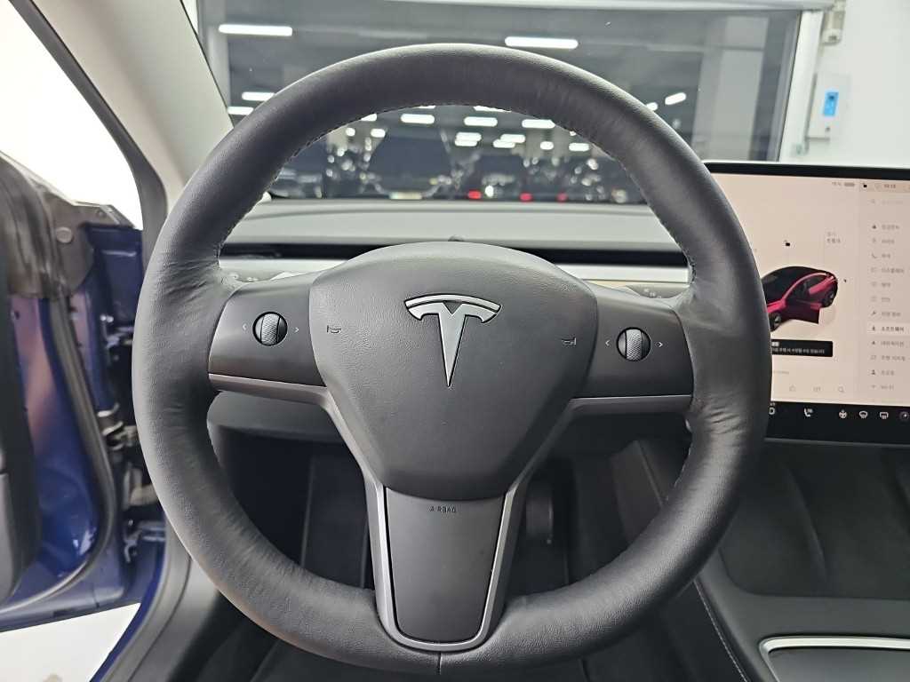Tesla Model 3 — photo 09