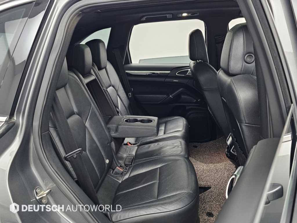 Porsche Cayenne — photo 12