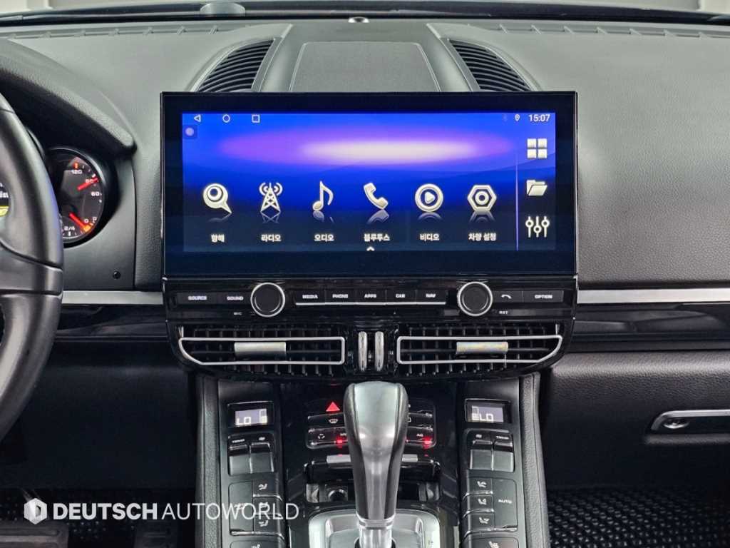 Porsche Cayenne — photo 14
