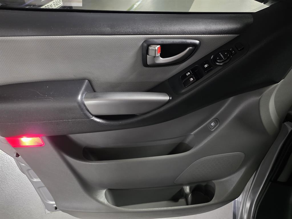 Hyundai Starex — photo 10