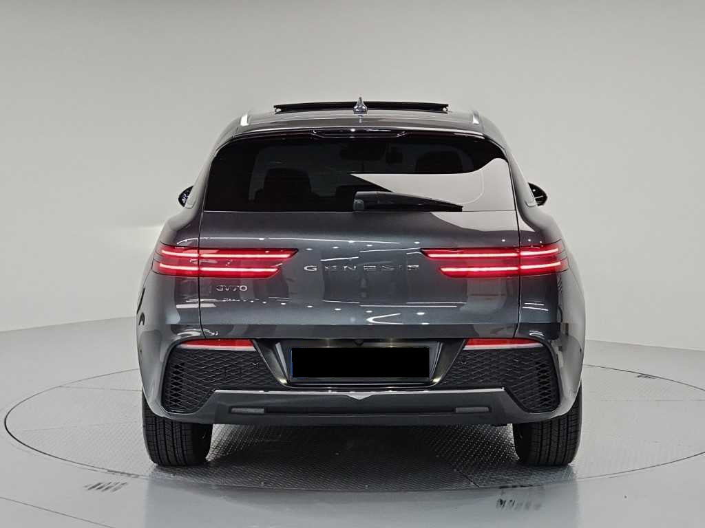 Genesis GV70 — photo 03