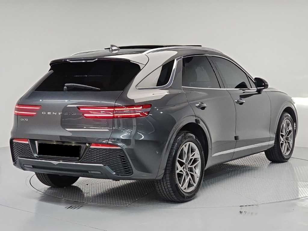 Genesis GV70 — photo 04