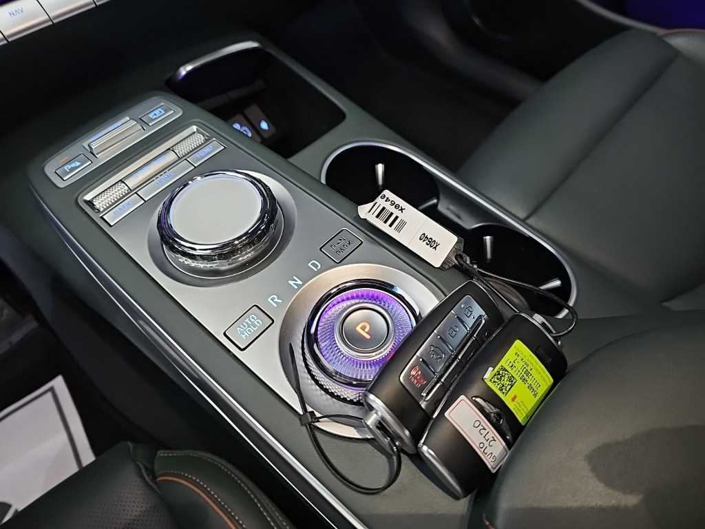 Genesis GV70 — photo 08