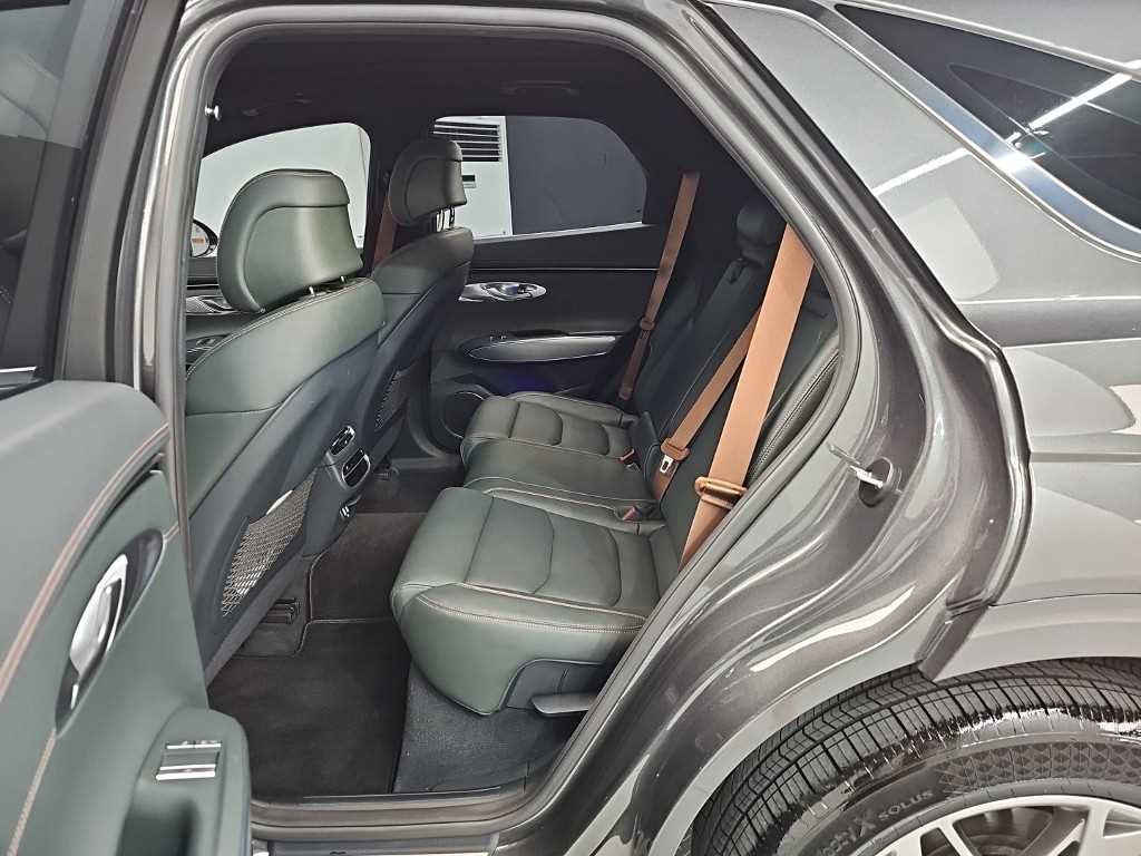 Genesis GV70 — photo 12