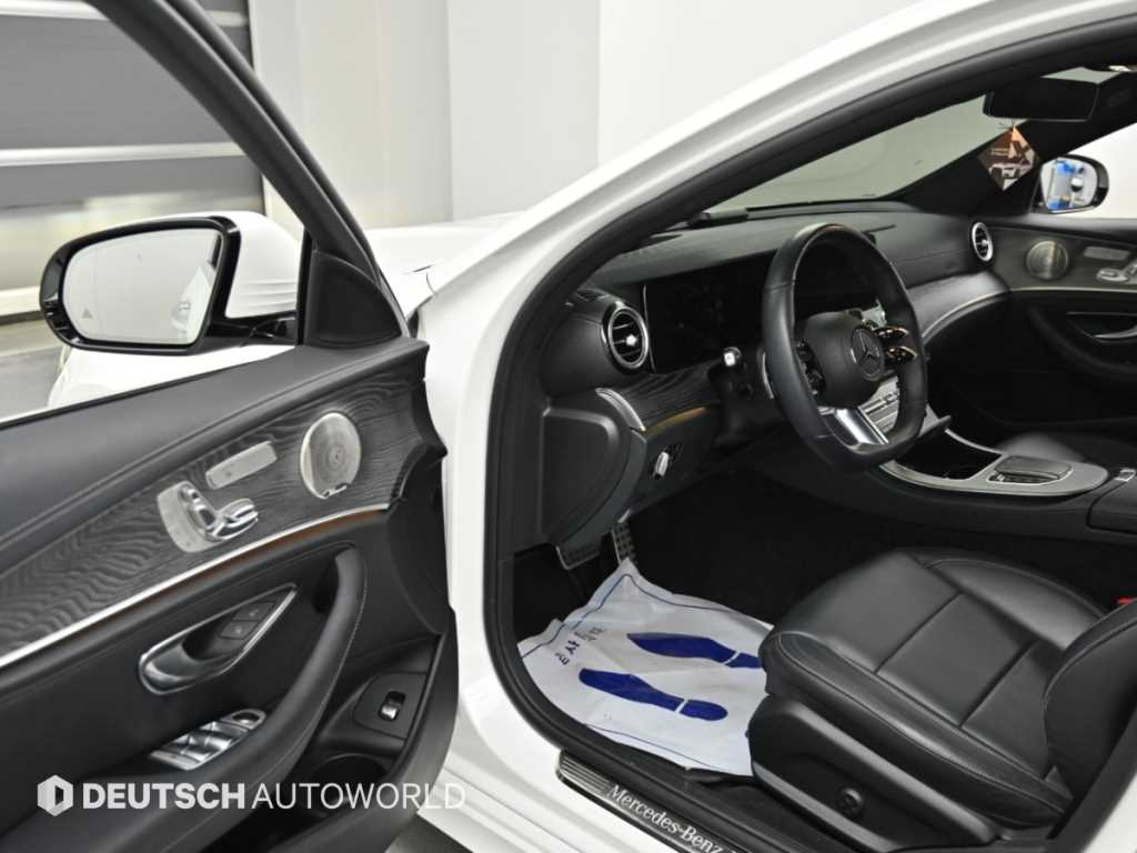 Mercedes-Benz E-Class — photo 11
