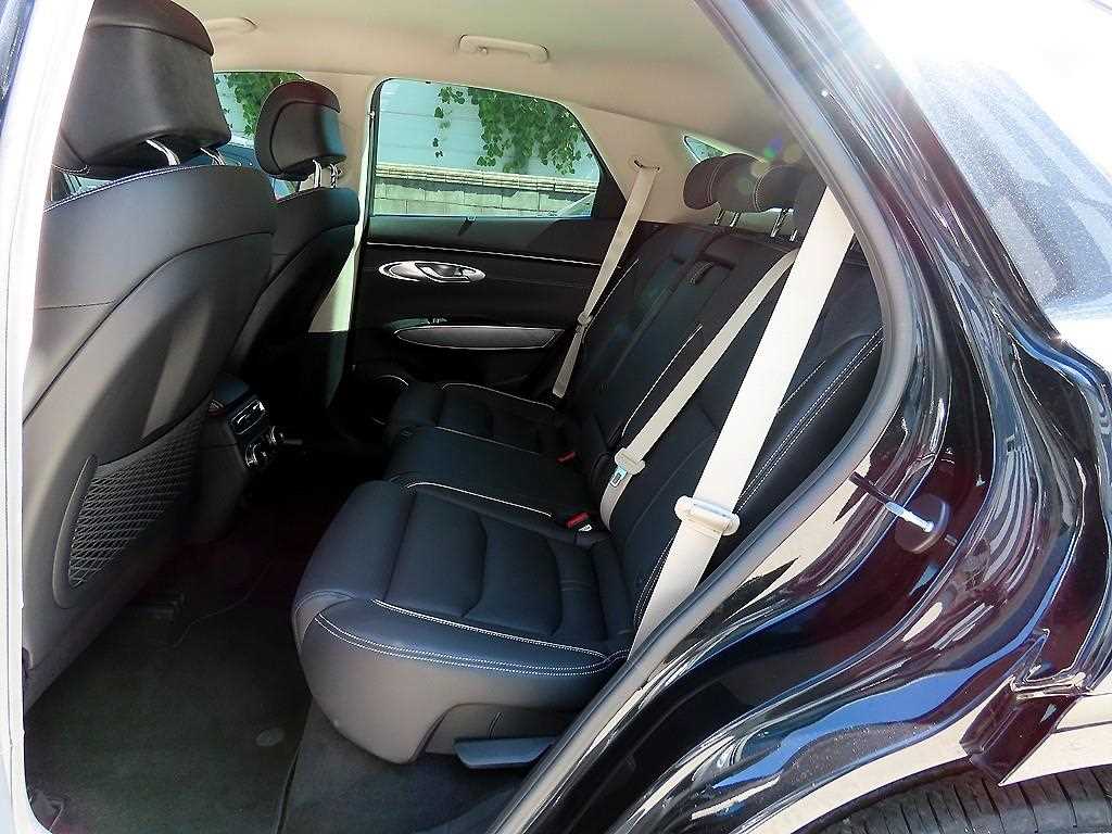 Genesis GV70 — photo 06