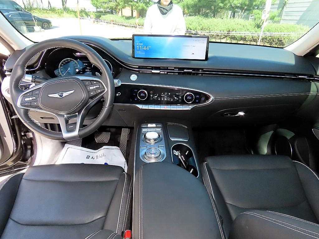 Genesis GV70 — photo 07