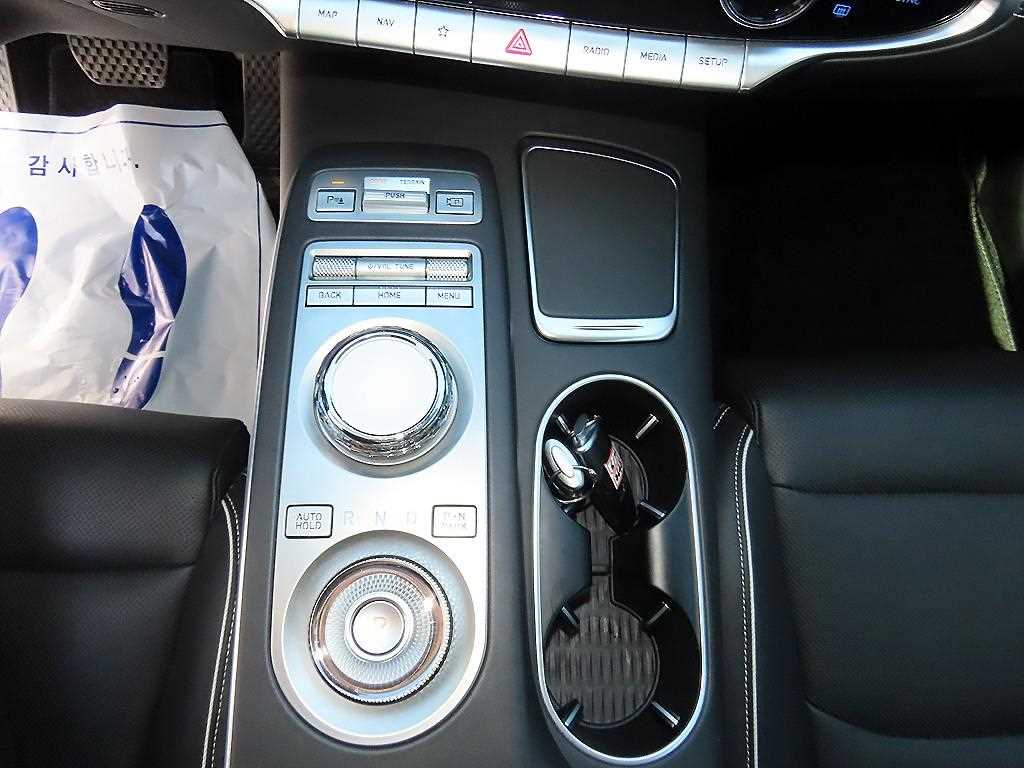 Genesis GV70 — photo 11