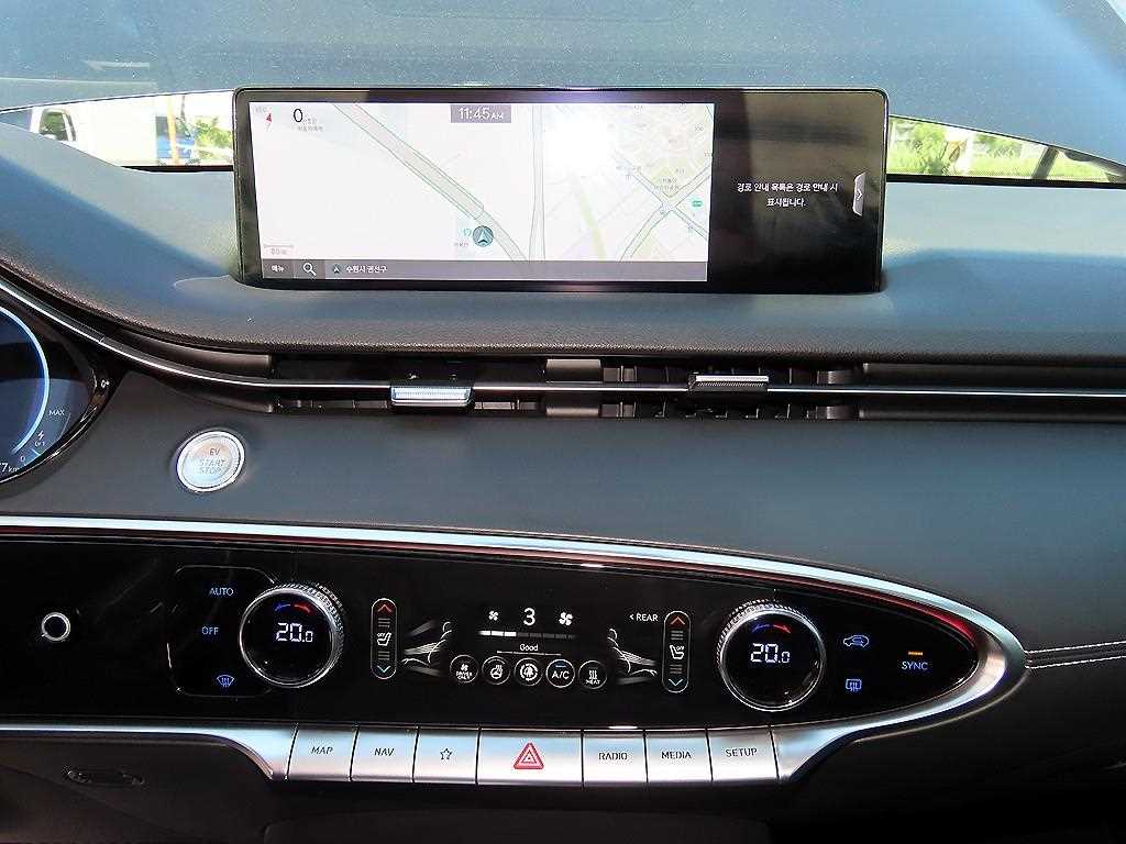 Genesis GV70 — photo 12