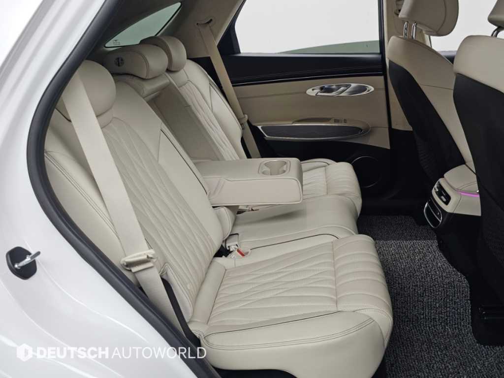 Genesis GV70 — photo 12