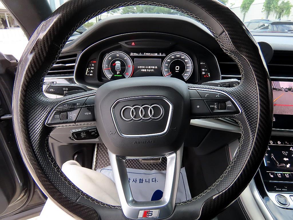 Audi Q8 — photo 08