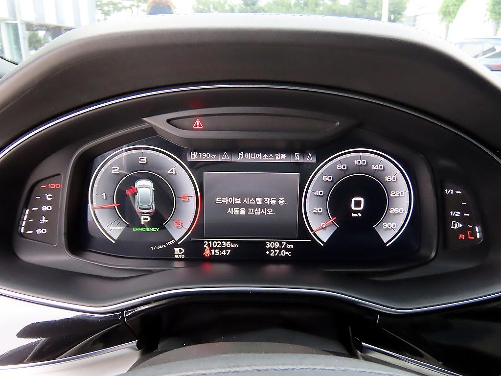 Audi Q8 — photo 09