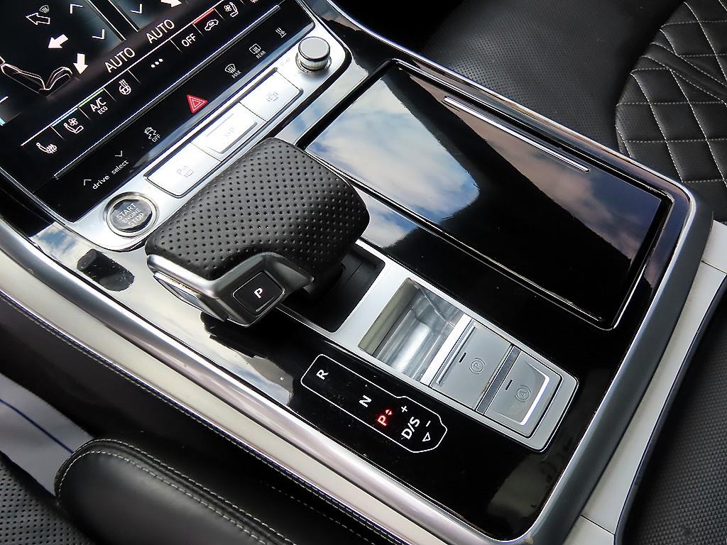 Audi Q8 — photo 11