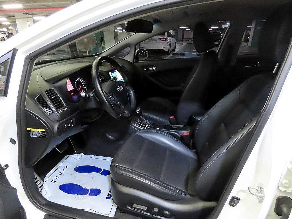 Kia K3 — photo 06
