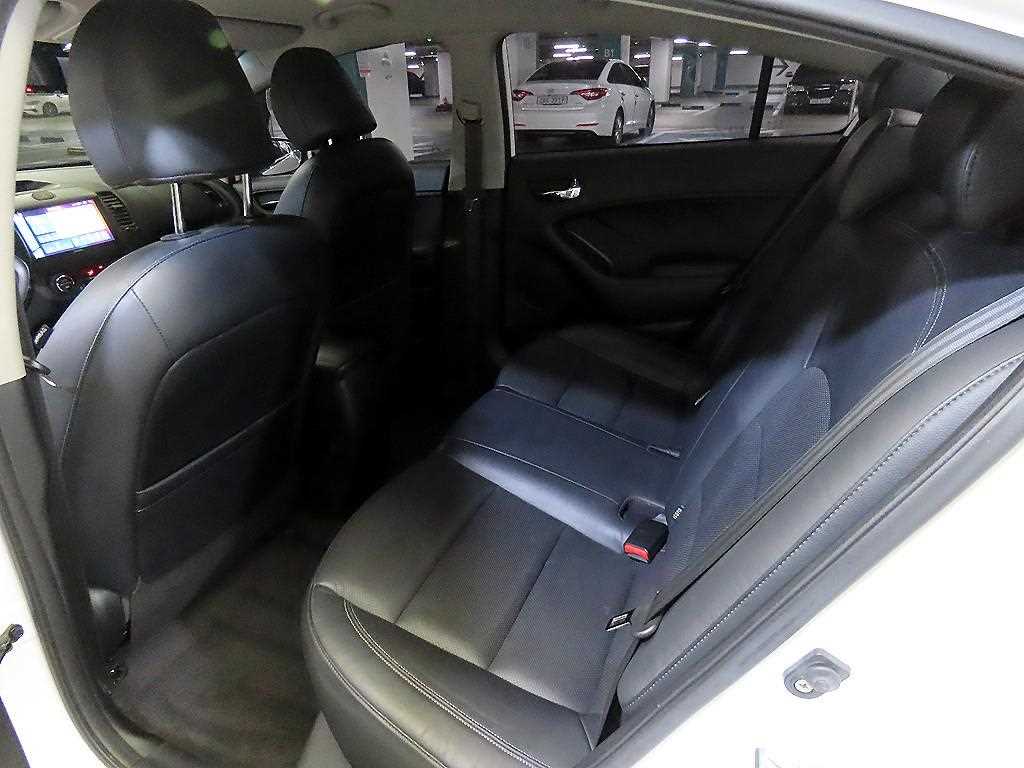 Kia K3 — photo 07