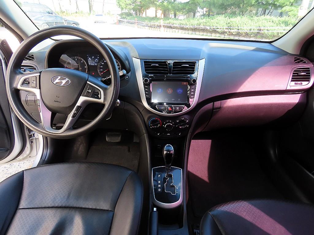 Hyundai Accent — photo 07