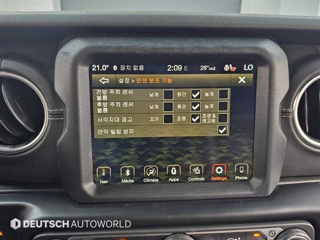 Jeep Wrangler — photo 17