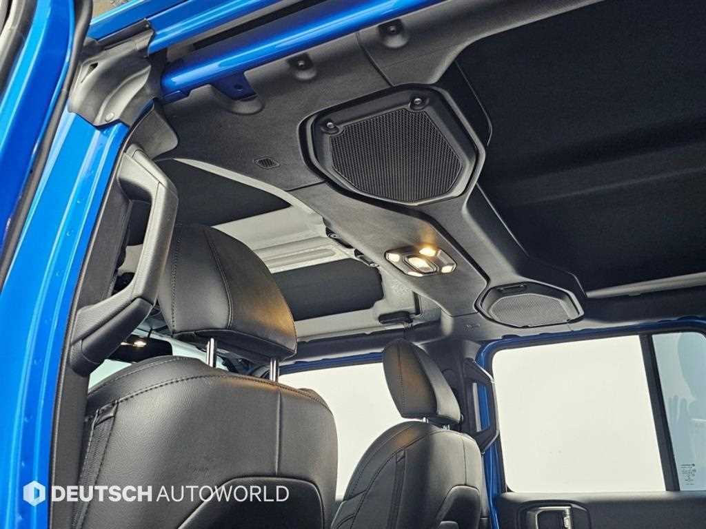 Jeep Wrangler — photo 18