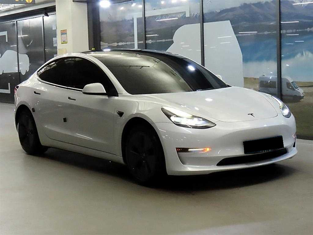 Tesla Model 3 — photo 01