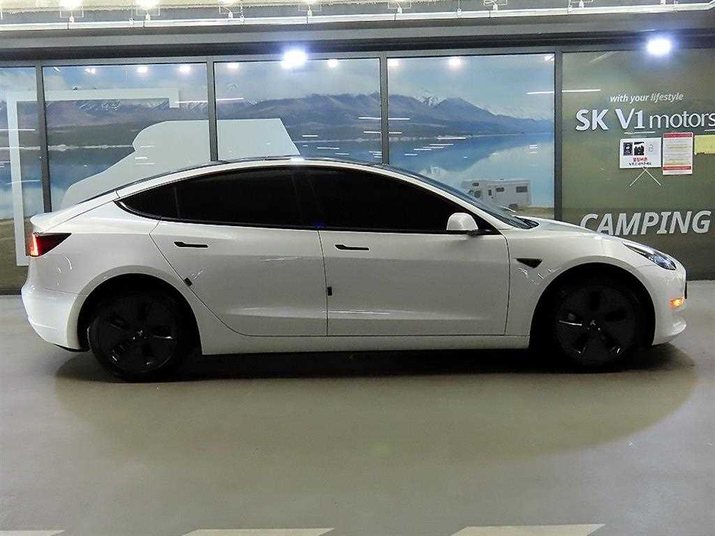 Tesla Model 3 — photo 03