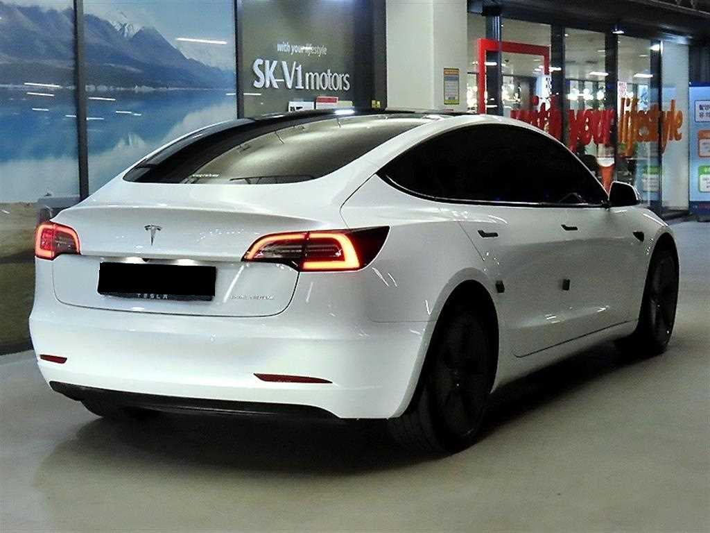 Tesla Model 3 — photo 04
