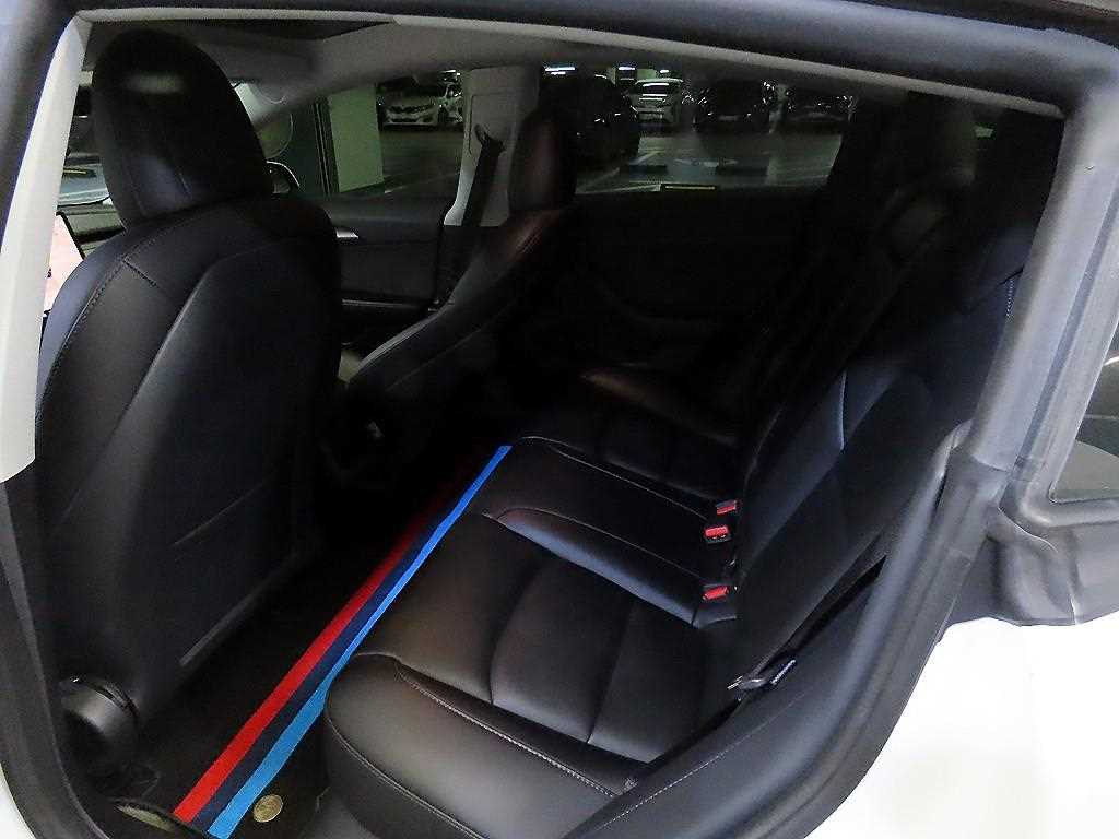 Tesla Model 3 — photo 07
