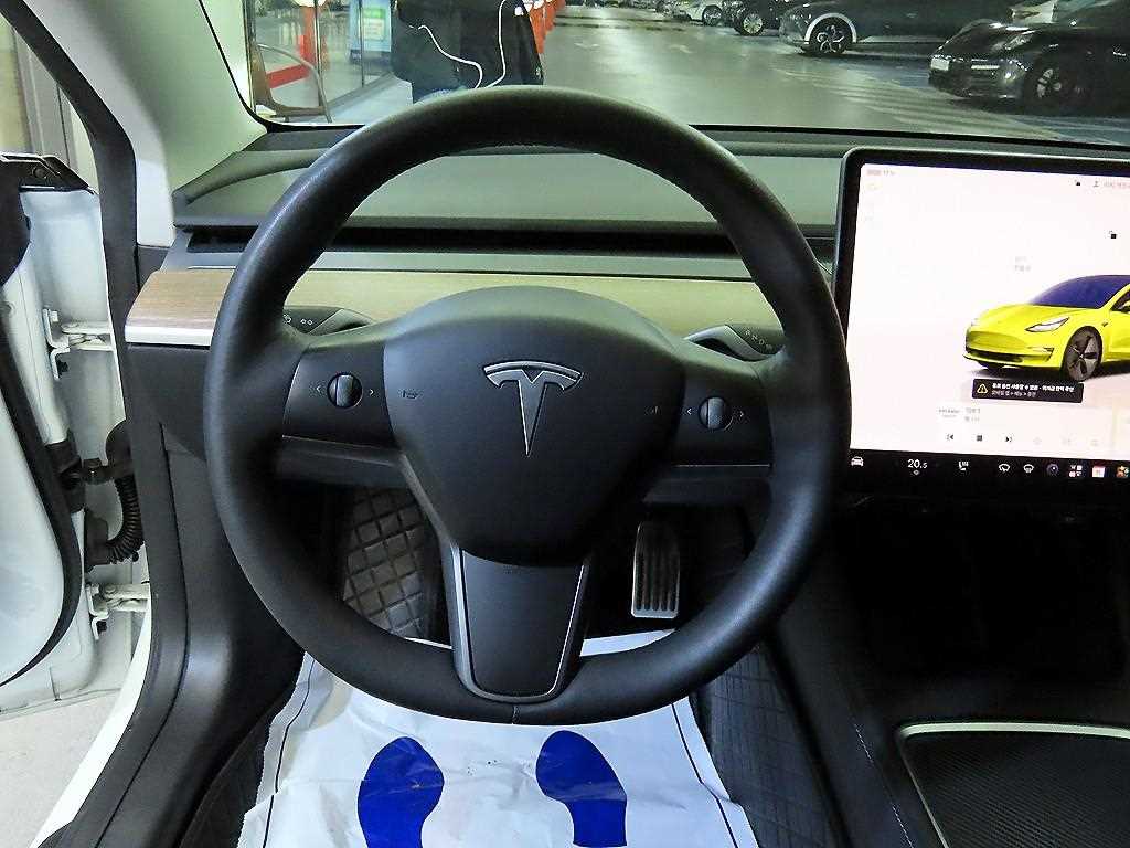 Tesla Model 3 — photo 08