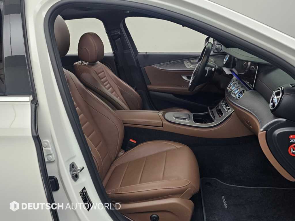 Mercedes-Benz E-Class — photo 10