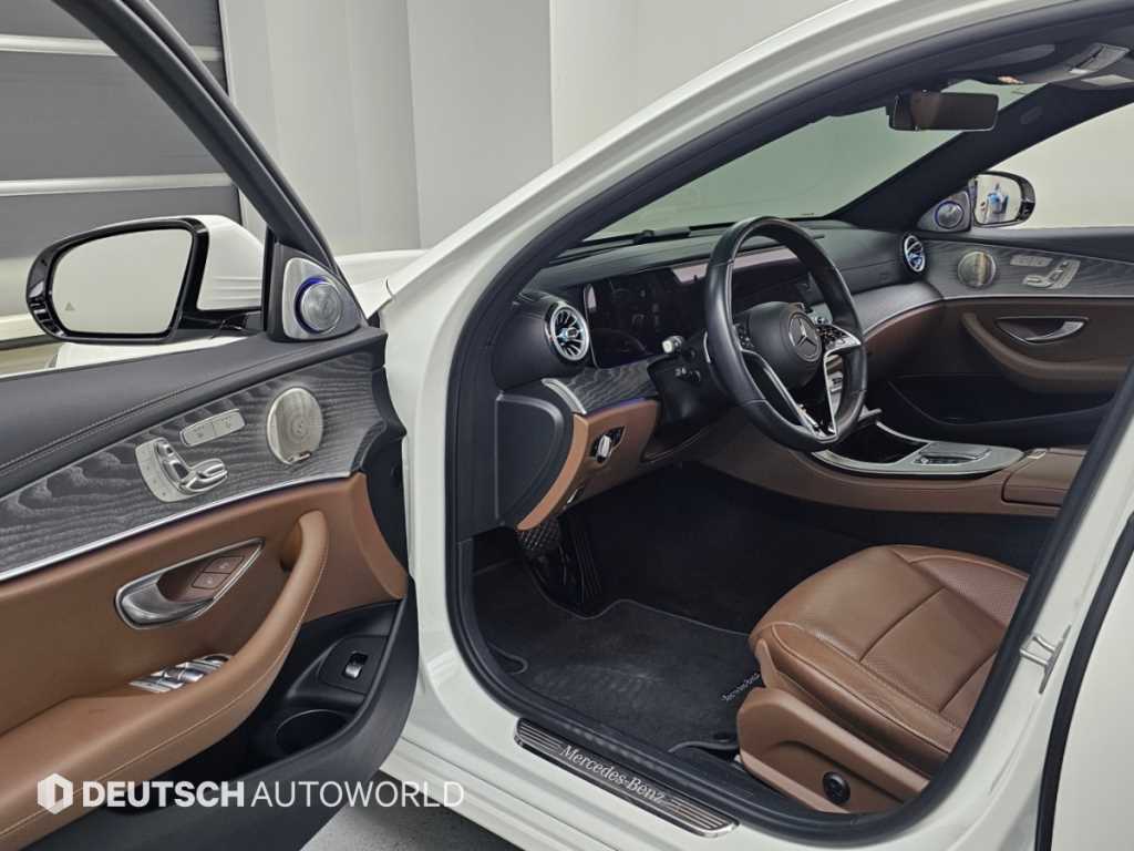 Mercedes-Benz E-Class — photo 11
