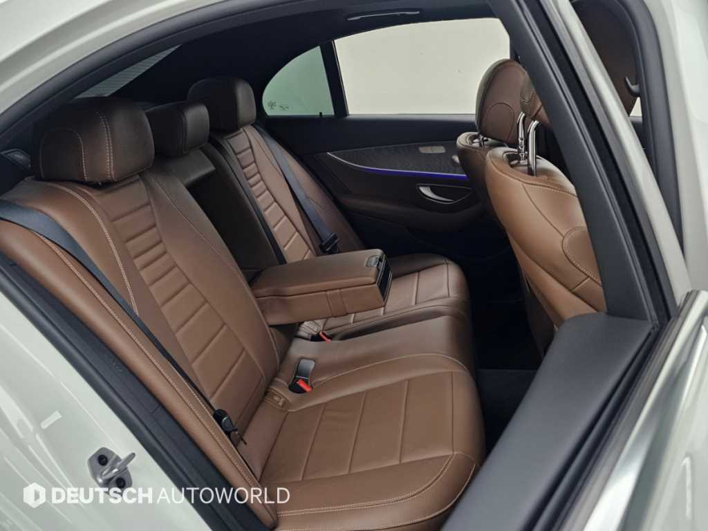 Mercedes-Benz E-Class — photo 12