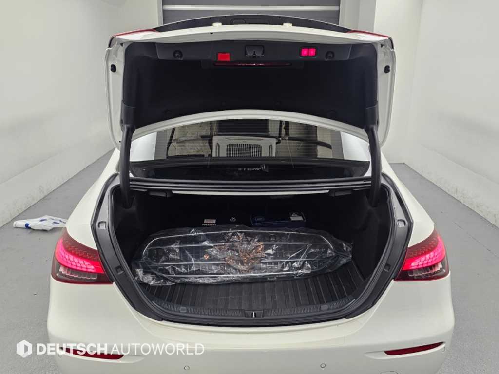 Mercedes-Benz E-Class — photo 19