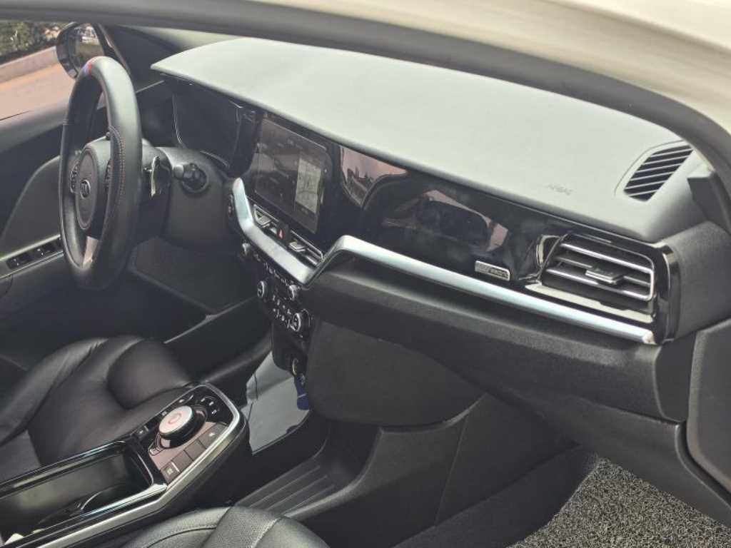 Kia Niro — photo 08