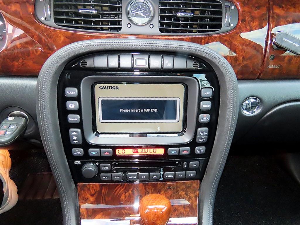 Jaguar XJ-8 — photo 12