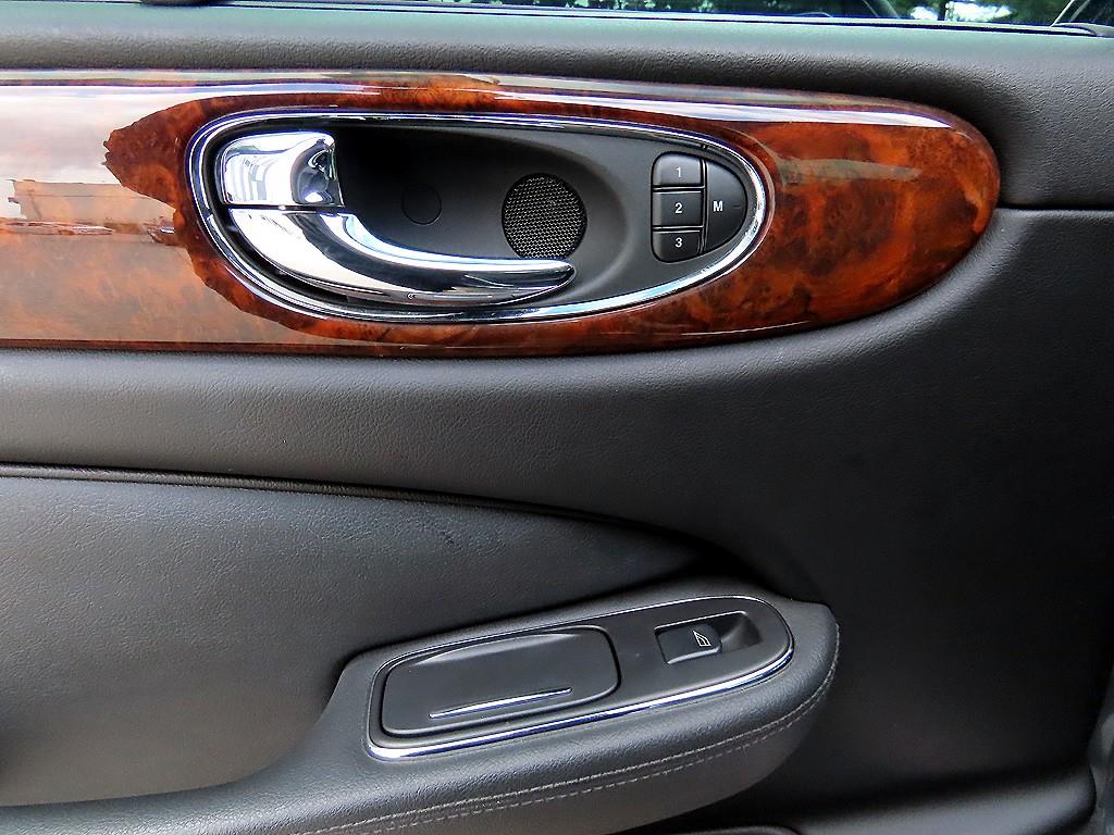 Jaguar XJ-8 — photo 14