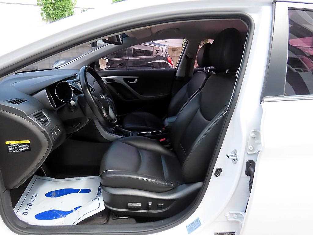 Hyundai Avante — photo 05