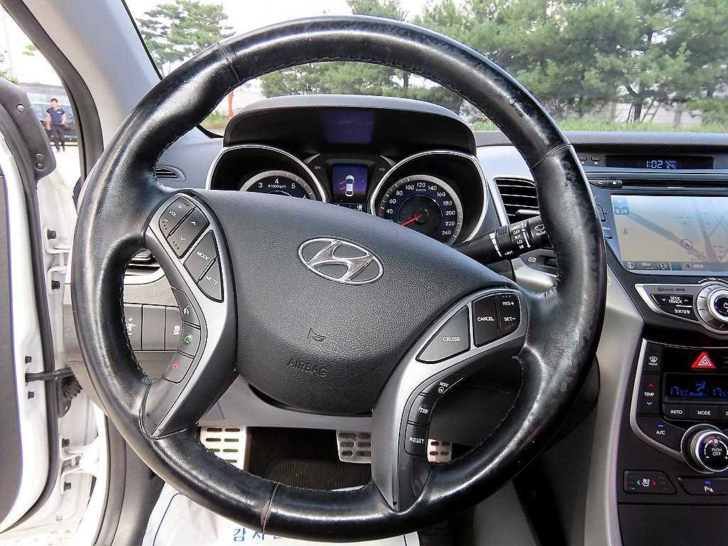 Hyundai Avante — photo 08