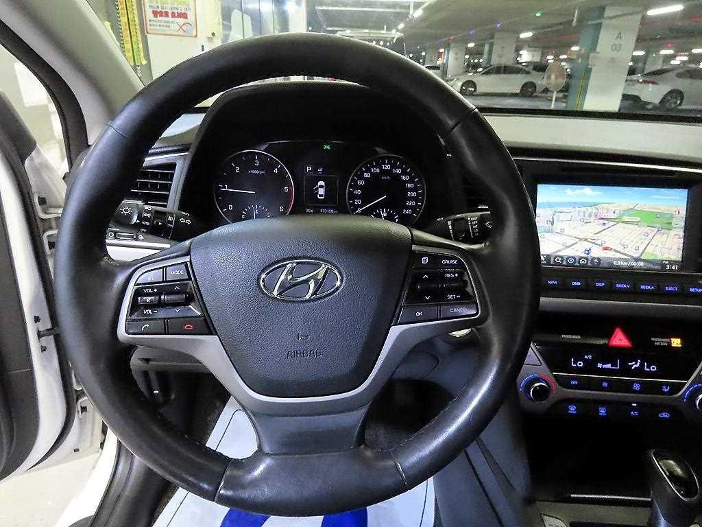 Hyundai Avante — photo 08