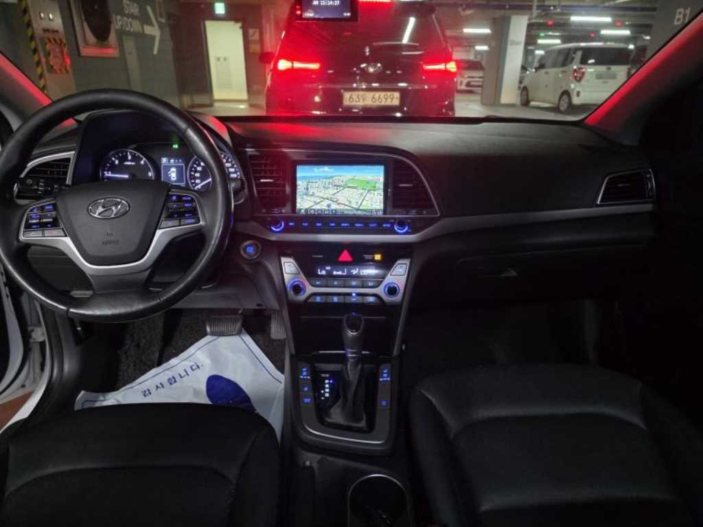 Hyundai Avante — photo 10