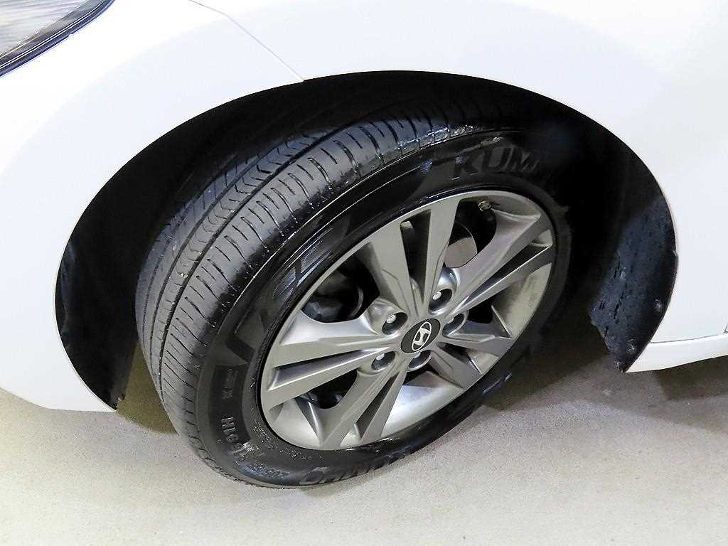 Hyundai Avante — photo 20
