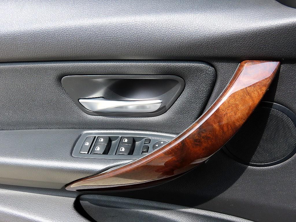 BMW 3-Series — photo 12