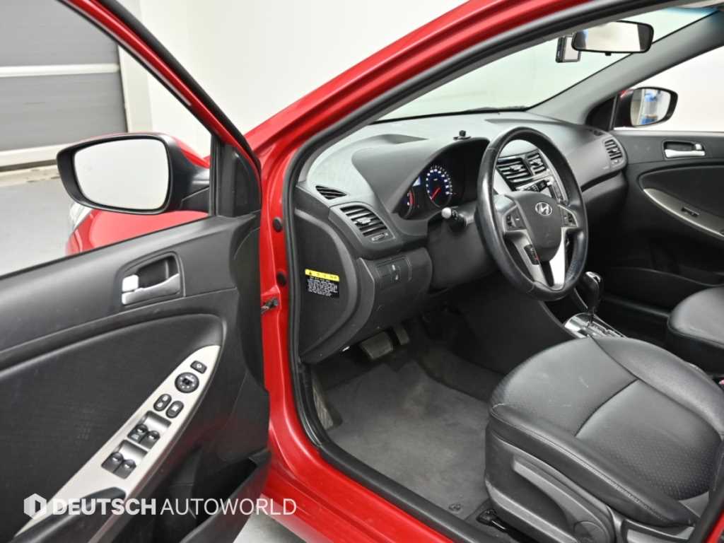 Hyundai Accent — photo 11