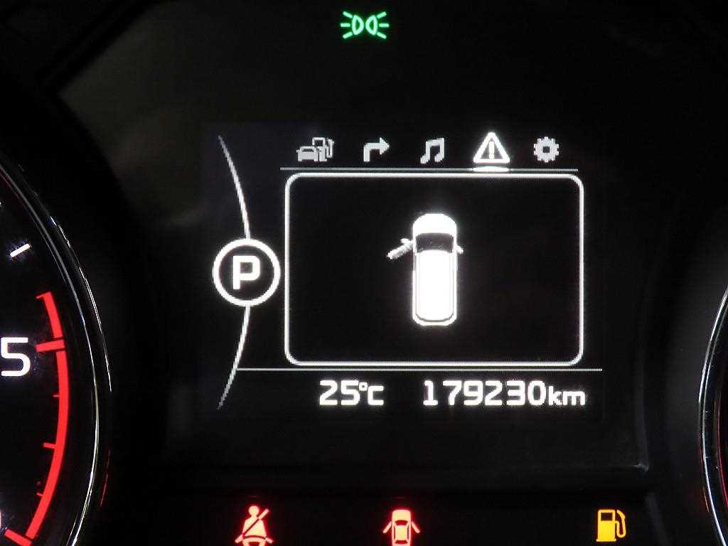 Kia Carnival — photo 09