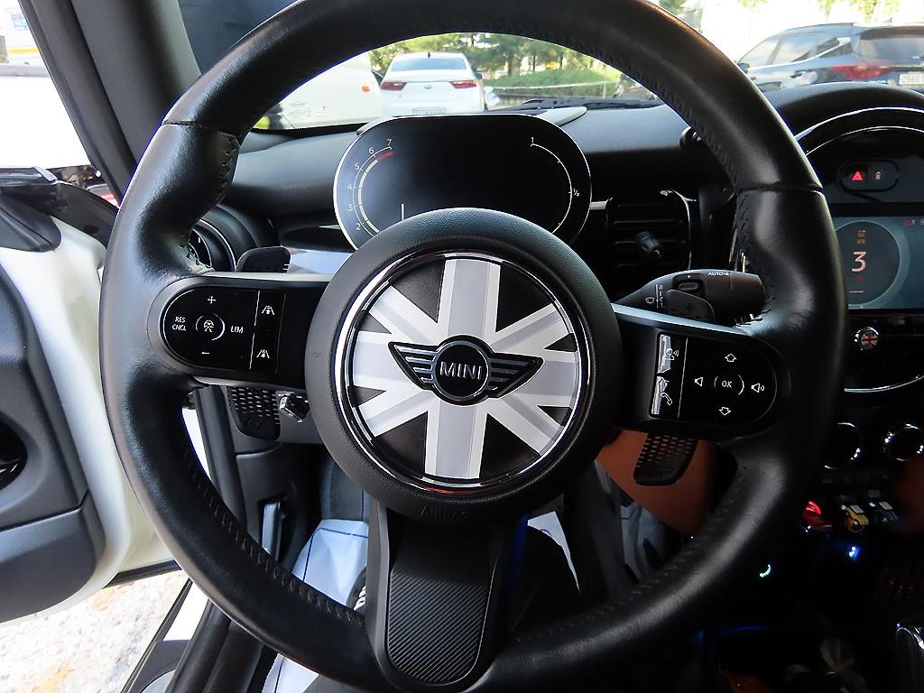 Mini Cooper Convertible — photo 13