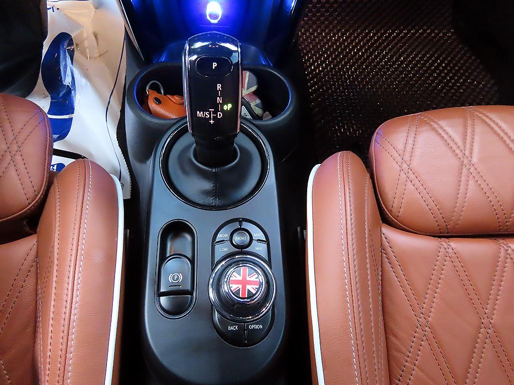 Mini Cooper Convertible — photo 16