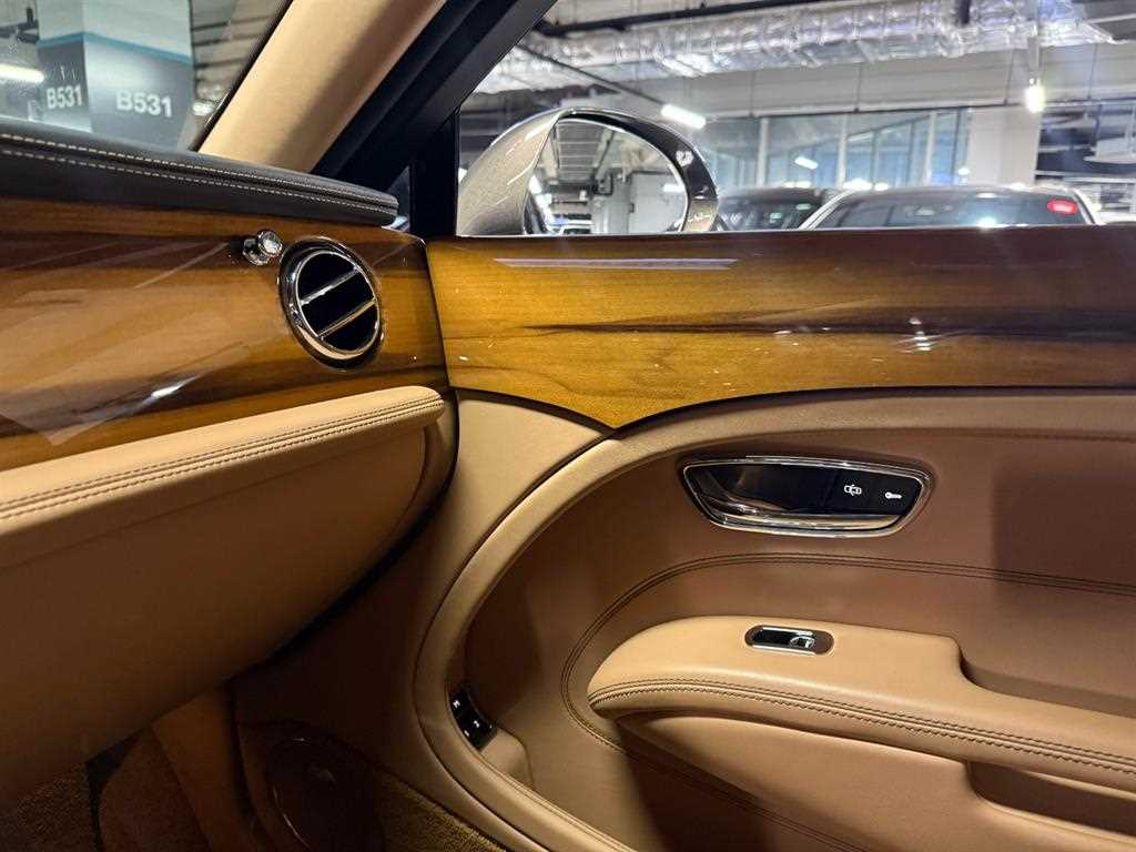Bentley Mulsanne — photo 16