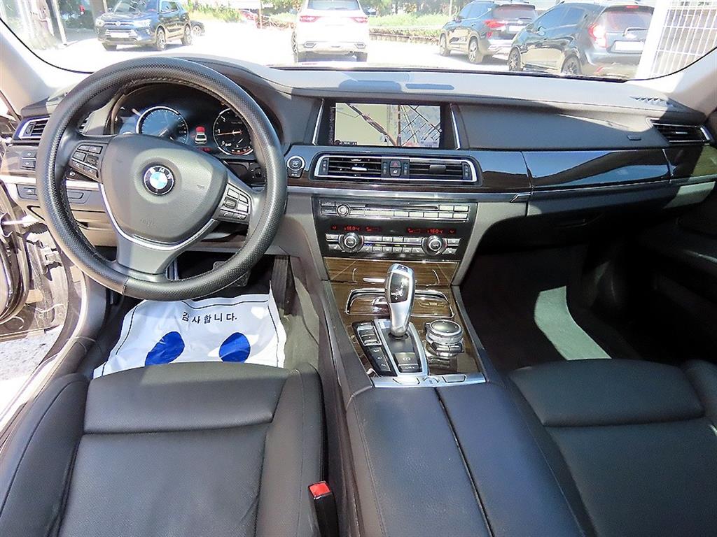 BMW 7-Series — photo 07