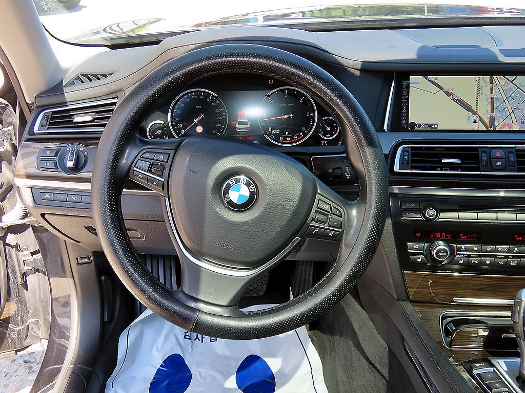 BMW 7-Series — photo 08