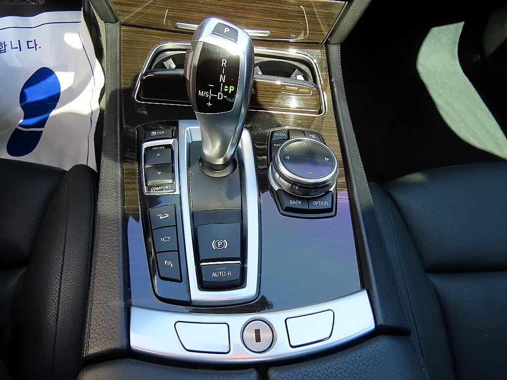 BMW 7-Series — photo 11